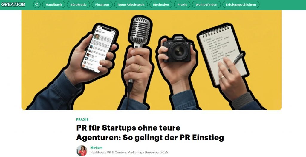 PR für Startups - Screenshot des Greatjob Magazins von Junico, in welchem der Gastartikel von Mirijam Baumann erschienen ist. Zu sehen sind Hände, die jeweils ein Handy, ein Mikrofon, eine Kamera und einen Notizblock halten. Darunter kommt die Überschrift des Artikels: PR für Startups ohne teure Agenturen: So gelingt der Einstieg. 